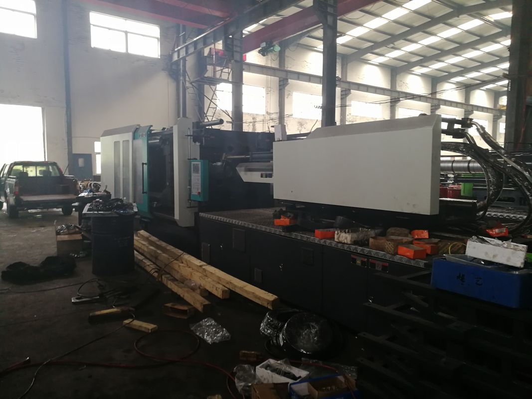 Hjf780 Plastic Injection Molding Machine High Injection Speed For Chair Sample