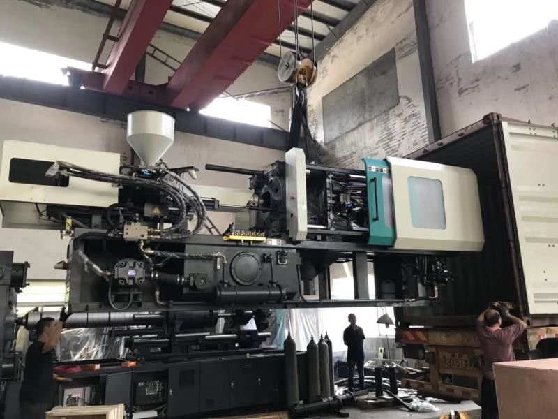 Servo Motor Plastic Injection Molding Machine 580ton For Plastic Products Making